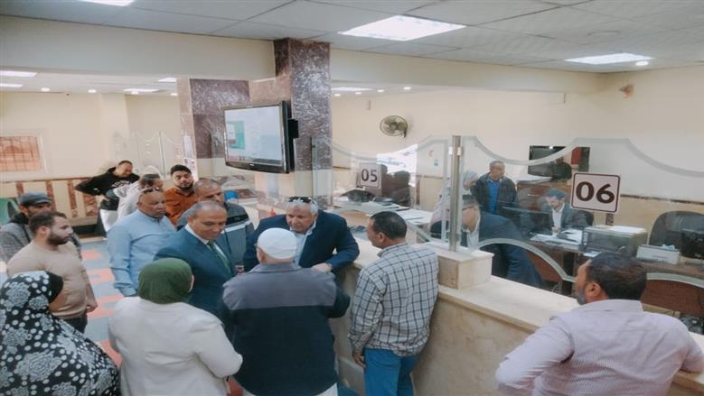 محافظ مطروح خلال لقائه مع المواطنين والاستماع إليهم داخل المركز التكنولوجى لخدمة المواطنين 