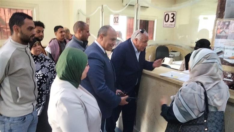 محافظ مطروح خلال لقائه مع المواطنين والاستماع إليهم داخل المركز التكنولوجى لخدمة المواطنين 