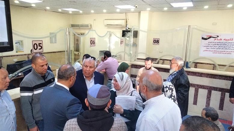 محافظ مطروح في زيارة مفاجئة للمركز التكنولوجي.. ويطمئن من المواطنين على الخدمات