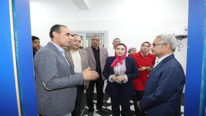 محافظ بني سويف ورئيس «تنمية الصعيد» يتابعان تطوير المركز الطبي بشرق النيل ومجمعًا غذائيًا بسمسطا