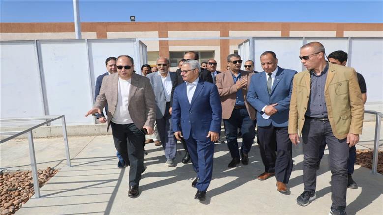 محافظ بني سويف ورئيس «تنمية الصعيد» يتابعان تطوير المركز الطبي بشرق النيل ومجمعًا غذائيًا بسمسطا