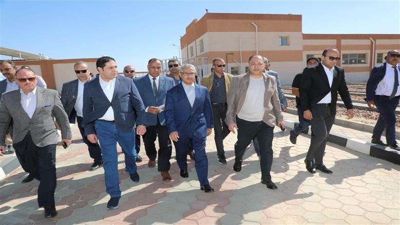 محافظ بني سويف ورئيس «تنمية الصعيد» يتابعان تطوير المركز الطبي بشرق النيل ومجمعًا غذائيًا بسمسطا