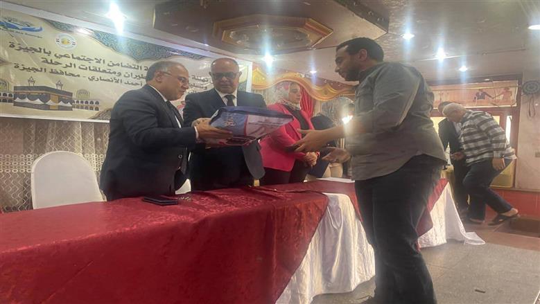 تسليم تذاكر السفر ومستلزمات الرحلة لأول أفواج «حج الجمعيات» بالجيزة