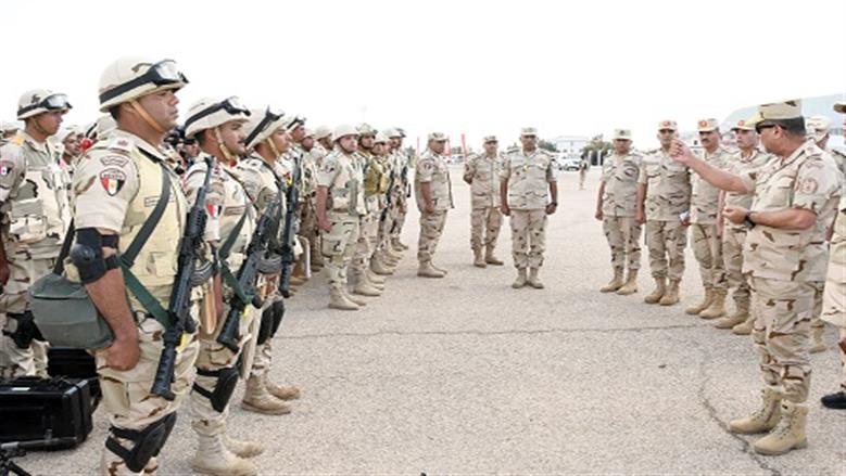 الفريق أشرف سالم زاهر القائد العام للقوات المسلحة وزير الدفاع والإنتاج الحربى يلتقى عدداً من مقاتلى المنطقة الغربية العسكرية