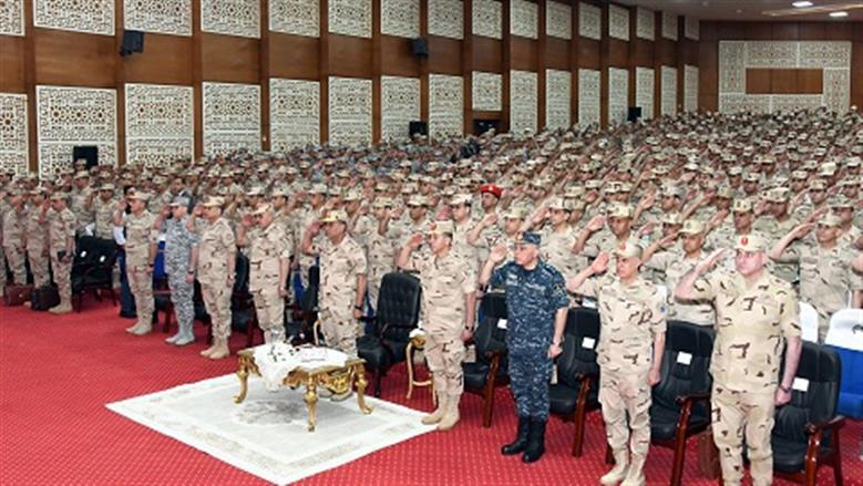 الفريق أشرف سالم زاهر القائد العام للقوات المسلحة وزير الدفاع والإنتاج الحربى يلتقى عدداً من مقاتلى المنطقة الغربية العسكرية