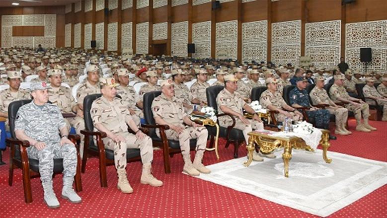 الفريق أشرف سالم زاهر القائد العام للقوات المسلحة وزير الدفاع والإنتاج الحربى يلتقى عدداً من مقاتلى المنطقة الغربية العسكرية