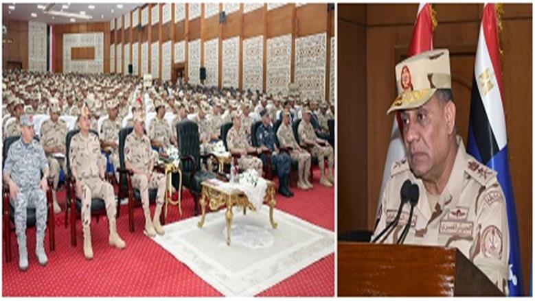 الفريق أشرف سالم زاهر القائد العام للقوات المسلحة وزير الدفاع والإنتاج الحربى يلتقى عدداً من مقاتلى المنطقة الغربية العسكرية
