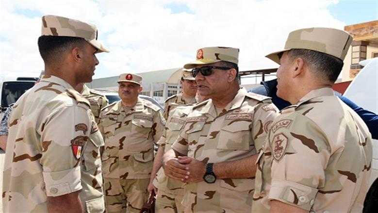 الفريق أشرف سالم زاهر القائد العام للقوات المسلحة وزير الدفاع والإنتاج الحربى يلتقى عدداً من مقاتلى المنطقة الغربية العسكرية