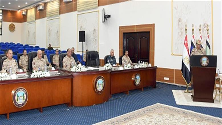 الفريق أشرف سالم زاهر القائد العام للقوات المسلحة وزير الدفاع والإنتاج الحربى يلتقى عدداً من مقاتلى المنطقة الغربية العسكرية