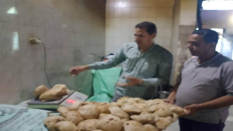 تحرير 240 مخالفة وضبط 4 أطنان سلع مجهولة المصدر في حملات على أسواق ومخابز المنيا