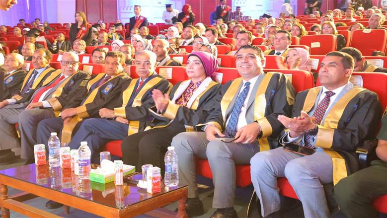 «في عيد العلم».. جامعة الأقصر تحتفي بطالب «طب» نشر 15 بحثا في إصدارات علمية