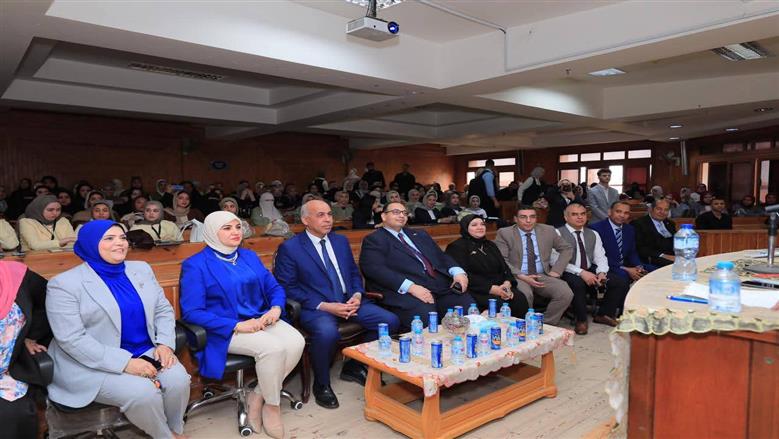 رئيس جامعة كفر الشيخ يشهد عرض مشروعات تخرج طلاب برنامج اللغة الإنجليزية بكلية الأداب