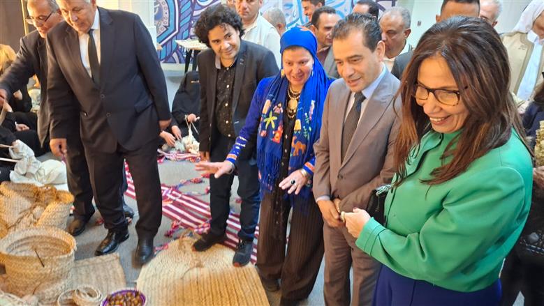 وزيرة الثقافة خلال زيارتها مكتبة مصر العامة ومتابعتها الأنشطة ومعرض الفن التشكيلى