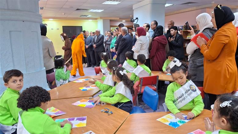 وزيرة الثقافة خلال زيارتها مكتبة مصر العامة ومتابعتها الأنشطة ومعرض الفن التشكيلى