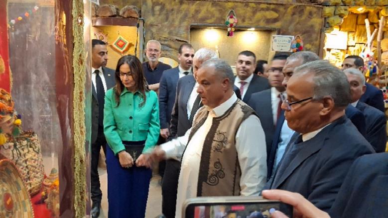 وزيرة الثقافة خلال زيارتها مكتبة مصر العامة ومتابعتها الأنشطة ومعرض الفن التشكيلى