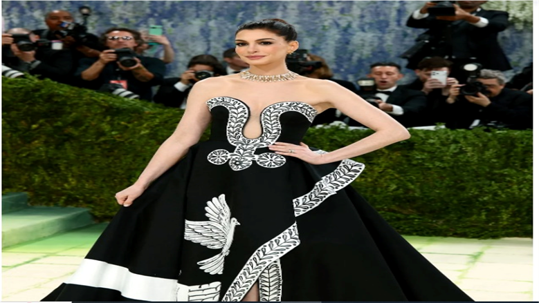  تفاصيل اطلالة ان هاثاوي في ميت جالا 2026 .. يد غامضة ترسل حمامة سلام