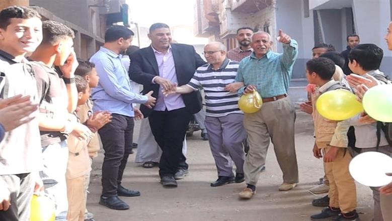 ممر شرفي بطول 1000 متر لتكريم كبير معلمي مدرسة بالواسطى في بني سويف