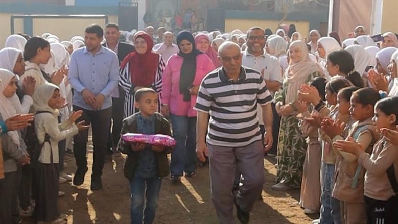 ممر شرفي بطول 1000 متر لتكريم كبير معلمي مدرسة بالواسطى في بني سويف