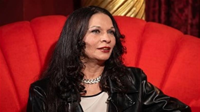 فيفي عبده ولوسي أول الحاضرين بعزاء الفنانة سهير زكي