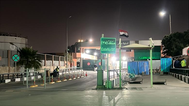 وصول جثمان الفنان هاني شاكر إلى مطار القاهرة 