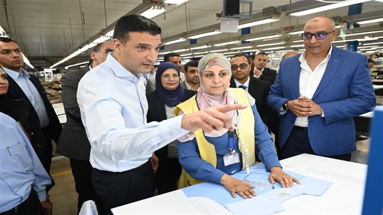 وزير الصناعة يتفقد مجمع أسمنت ومصنعي ملابس وصناعات غذائية في بنى سويف والمنيا 
