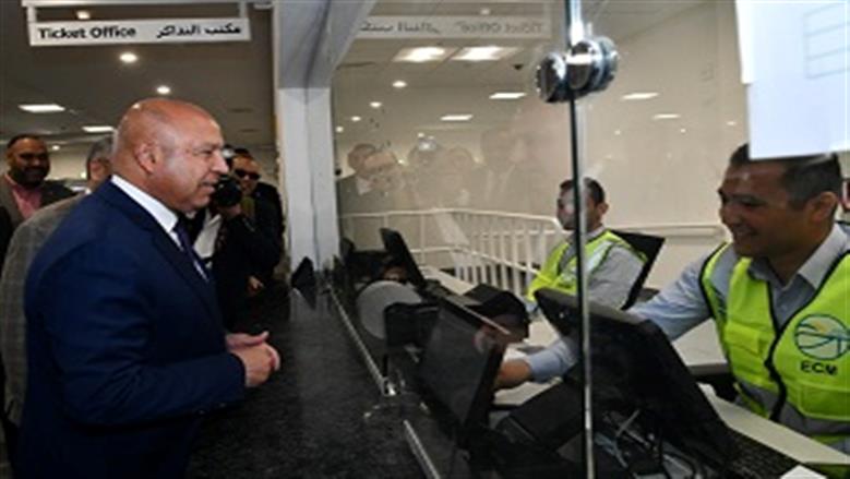 في أول أيام تشغيله.. وزير النقل يتفقد مونوريل شرق النيل ويلتقي بالمواطنين 