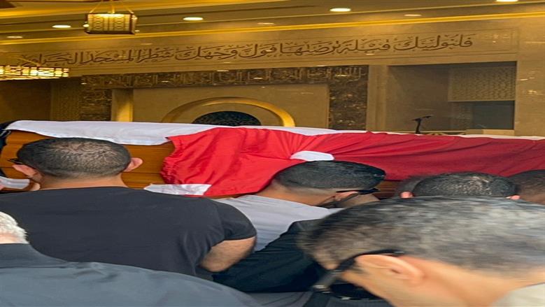 ملفوفا بعلم مصر.. وصول جثمان هاني شاكر إلى مسجد أبوشقة استعدادا لصلاة الجنازة (فيديو)
