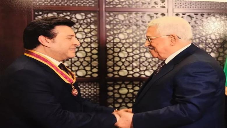 الرئيس الفلسطيني يرسل باقة من الورود إلى جنازة الفنان هاني شاكر