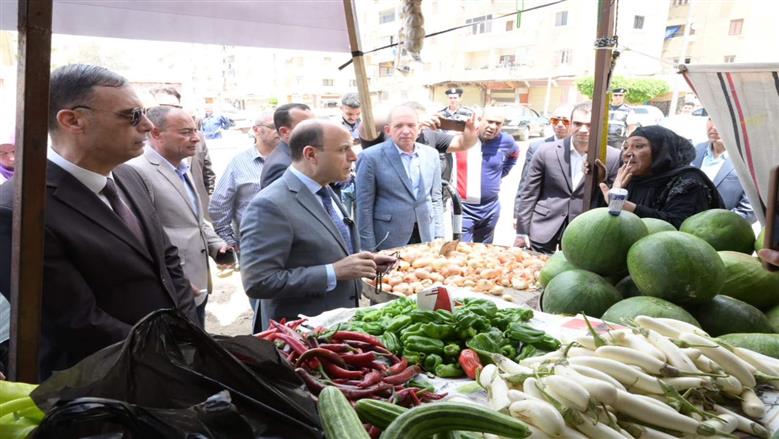 تخفيضات 30%.. مواطنون يشيدون بأسعار سوق اليوم الواحد بمنشية مبارك في المحلة