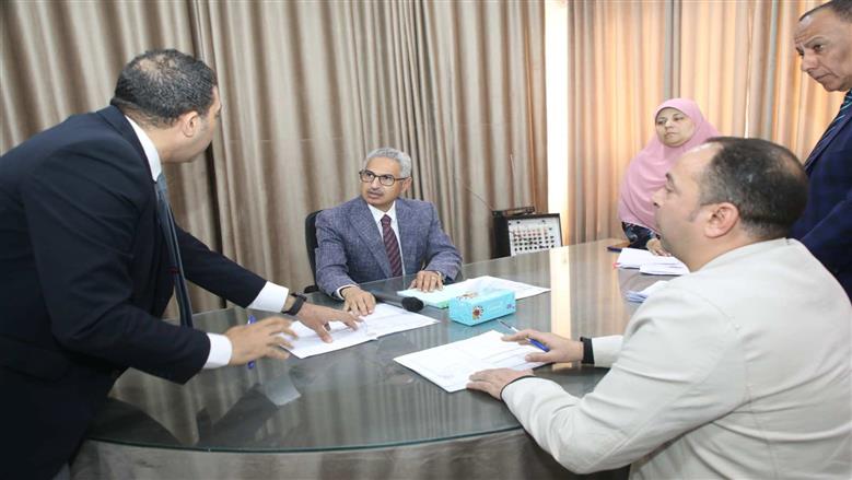 محافظ بني سويف يعقد أول لقاء جماهيري بسمسطا لبحث شكاوى المواطنين خارج الديوان العام