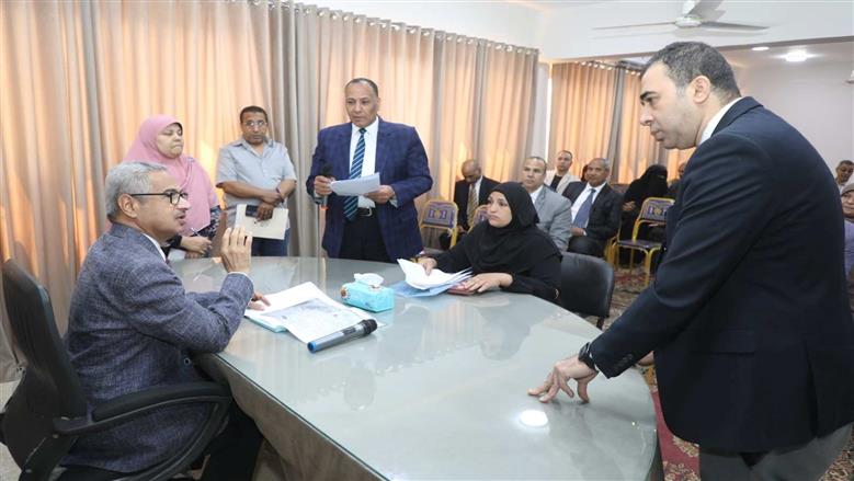 محافظ بني سويف يعقد أول لقاء جماهيري بسمسطا لبحث شكاوى المواطنين خارج الديوان العام