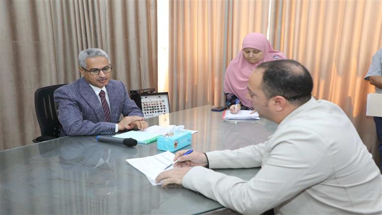 محافظ بني سويف يعقد أول لقاء جماهيري بسمسطا لبحث شكاوى المواطنين خارج الديوان العام