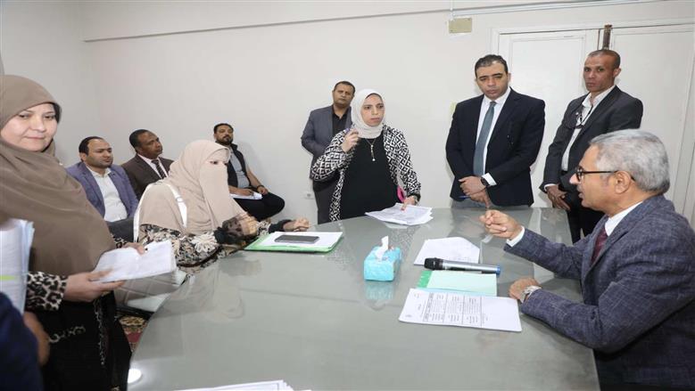 محافظ بني سويف يستجيب لمطالب أهالي سمسطا.. إعانات ومساعدات دورية