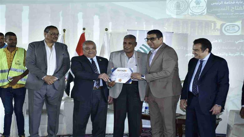 بمشاركة التحالف الوطني.. نائب محافظ الأقصر يشهد تكريم الطلاب المتميزين في مبادرة تاريخ بلدنا في عيون ولادنا