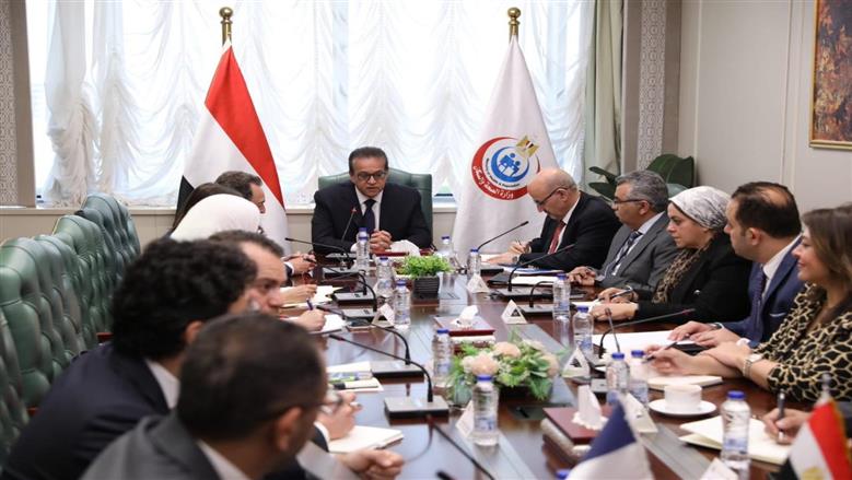  السفير الفرنسي في القاهرة يشيد بجهود مصر في دعم وعلاج المصابين الفلسطينيين