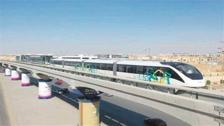 في أول أيام تشغيله.. وزير البترول يستقل مونوريل شرق النيل للعاصمة الجديدة