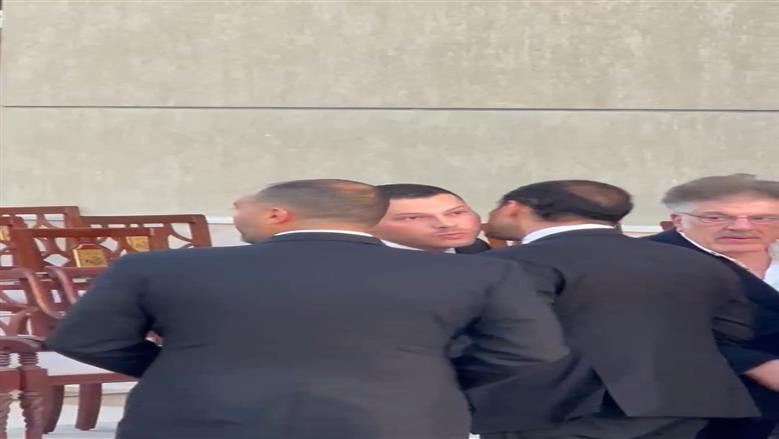 نجل هاني شاكر يصل عزاء والده لاستقبال المعزين