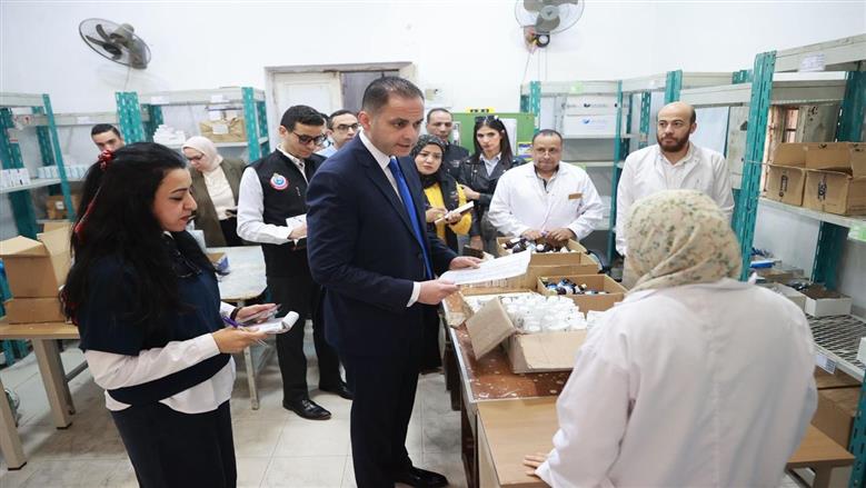 نائب وزير الصحة خلال جولة في الفيوم: إحالة مقصرين للتحقيق ودعم عيادات التأمين بصيادلة جدد