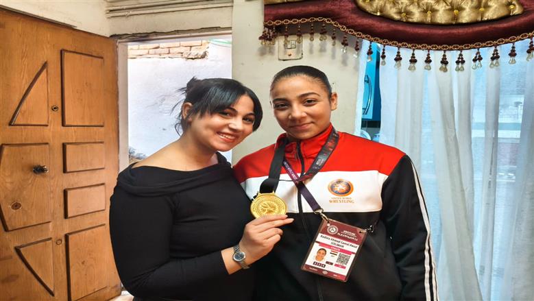 بطلة المصارعة «رودينا» حملت توأمها المريضة على كتفيها وفازت بالتتويج