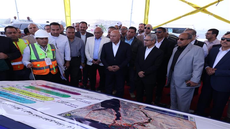 وزير النقل: محور ديروط التنموي بأسيوط يربط مناطق الزراعة بالوادي شرق النيل وغربه