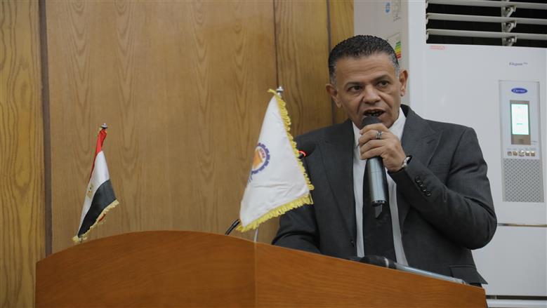 محافظ قنا يسلم جوازات السفر وملابس الإحرام لعدد من حجاج الجمعيات الأهلية