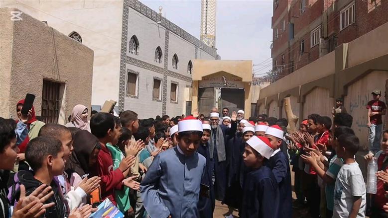 بالزي الأزهري طلاب معهد ديني ببني سويف ينظمون ممر شرفي لأمين التغذية لخروجه على المعاش