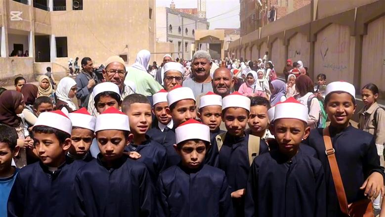 بالزي الأزهري طلاب معهد ديني ببني سويف ينظمون ممر شرفي لأمين التغذية لخروجه على المعاش