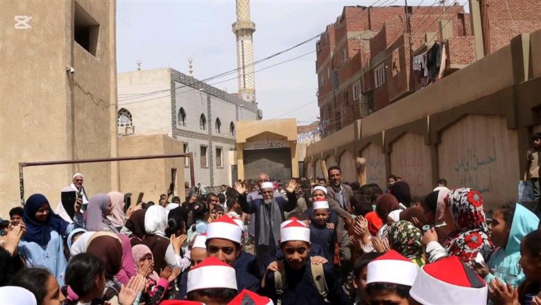 بالزي الأزهري طلاب معهد ديني ببني سويف ينظمون ممر شرفي لأمين التغذية لخروجه على المعاش