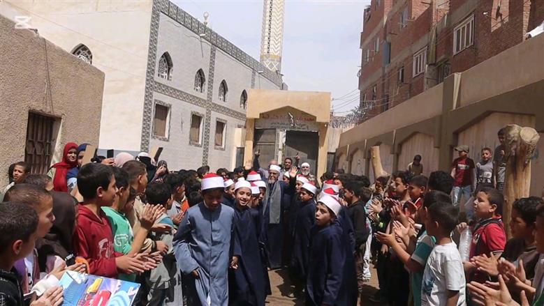 بالزي الأزهري طلاب معهد ديني ببني سويف ينظمون ممر شرفي لأمين التغذية لخروجه على المعاش