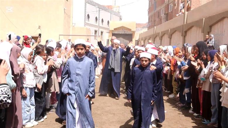بالزي الأزهري طلاب معهد ديني ببني سويف ينظمون ممر شرفي لأمين التغذية لخروجه على المعاش