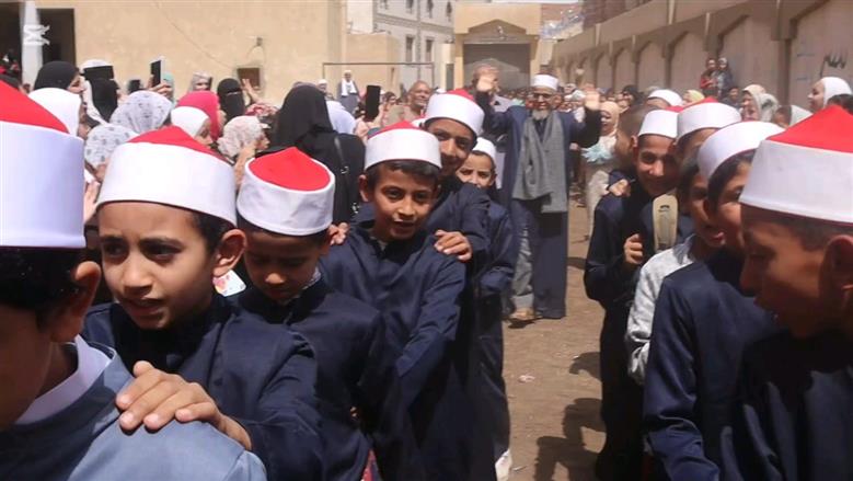 بالزي الأزهري طلاب معهد ديني ببني سويف ينظمون ممر شرفي لأمين التغذية لخروجه على المعاش