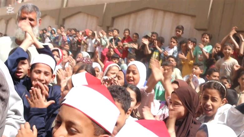 بالزي الأزهري طلاب معهد ديني ببني سويف ينظمون ممر شرفي لأمين التغذية لخروجه على المعاش