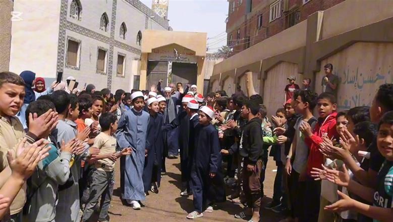 بالزي الأزهري طلاب معهد ديني ببني سويف ينظمون ممر شرفي لأمين التغذية لخروجه على المعاش