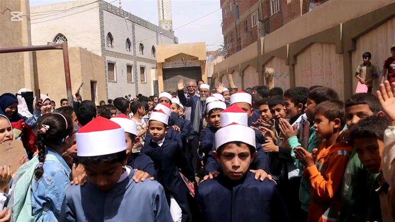 بالزي الأزهري طلاب معهد ديني ببني سويف ينظمون ممر شرفي لأمين التغذية لخروجه على المعاش